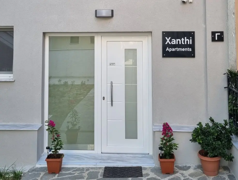 Πίσω είσοδος για την πρόσβαση στο κατάλυμμα